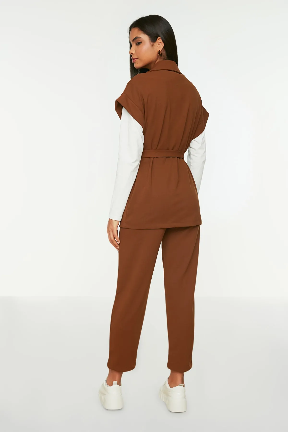 Trendyol Modest  Kamelfarbener, goldfarbener Strickanzug mit Weste und Hose mit Knöpfen TCTAW22US0062