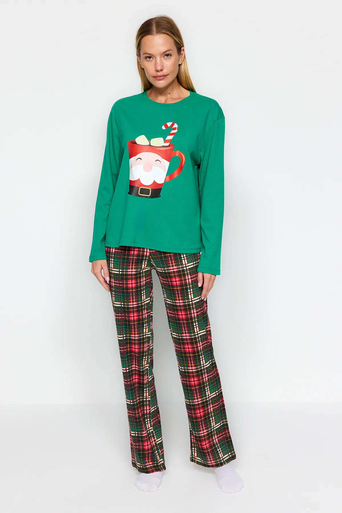 Trendyol Collection  Grünes Pyjama-Set aus T-Shirt und Hose mit Neujahrsmotiv, 100 % Baumwolle, THMAW24PT00059