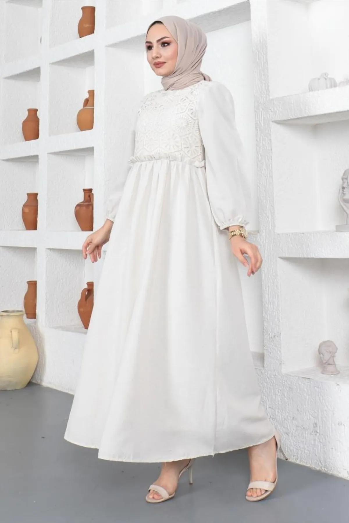 benguen  8787 Spitzendetailliertes Hijab-Kleid aus Leinen in Steinfarbe