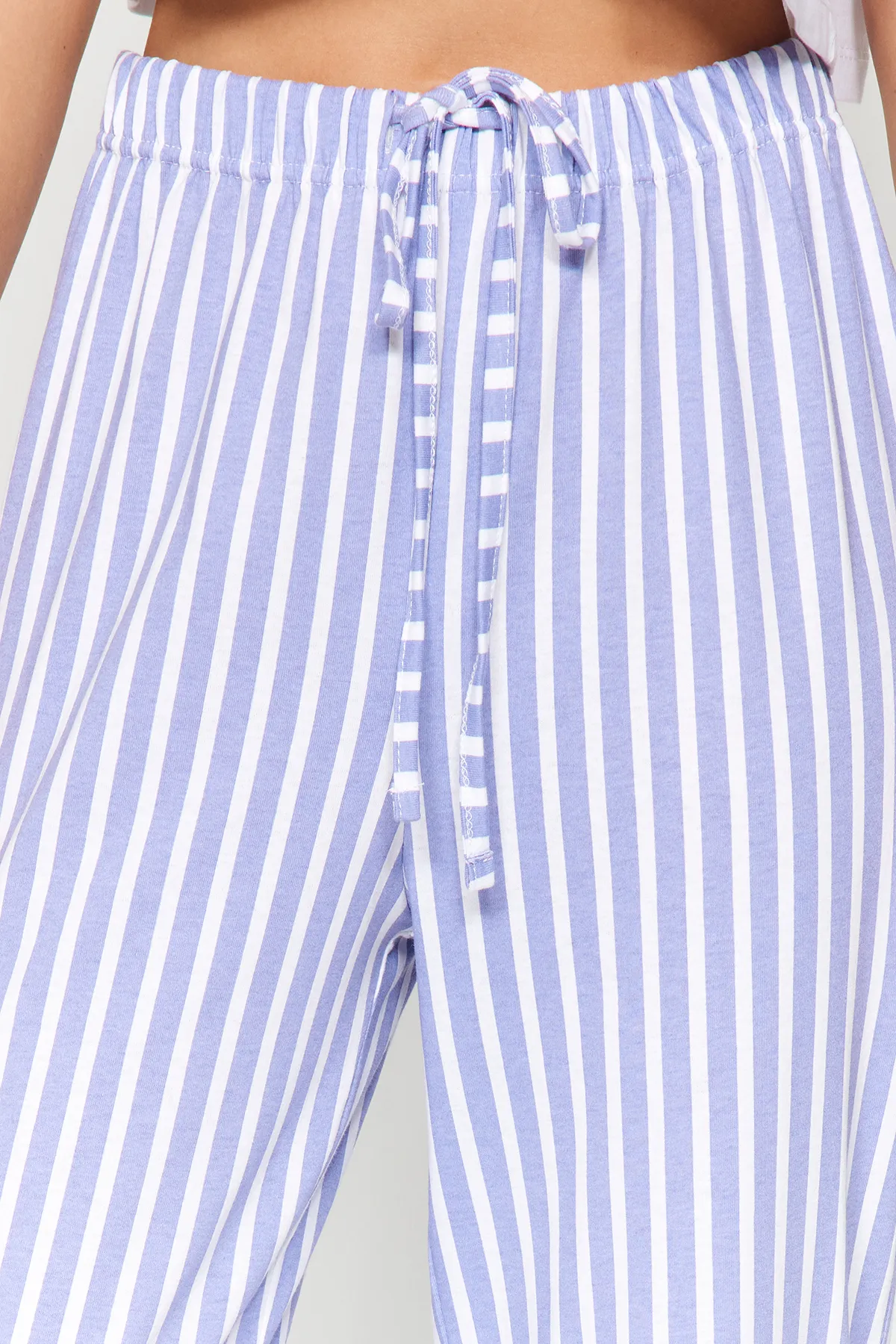 Trendyol Collection  Weiß-blaue Pyjamahose aus gestreiftem Strick, 100 % Baumwolle THMAW24PJ00001