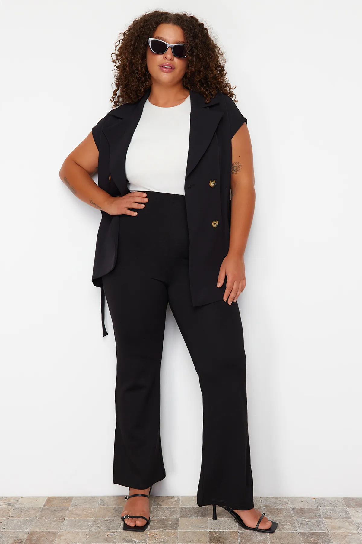 Trendyol Curve  Schwarze Strickhose mit spanischem Bein und hohem Bund und Seitenschlitz TBBSS23AR00035