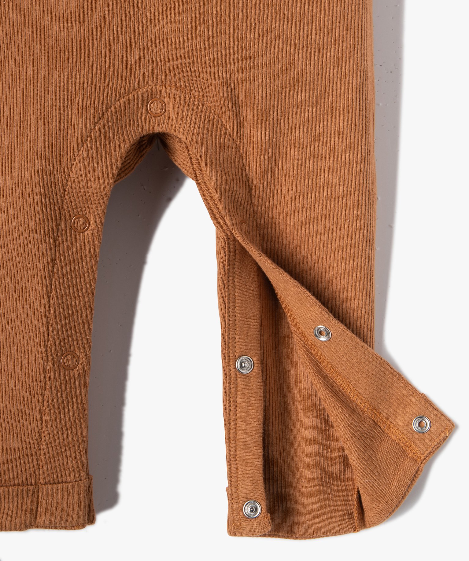 Salopette bébé en maille ctelée unie avec poche fantaisie camel | GEMO