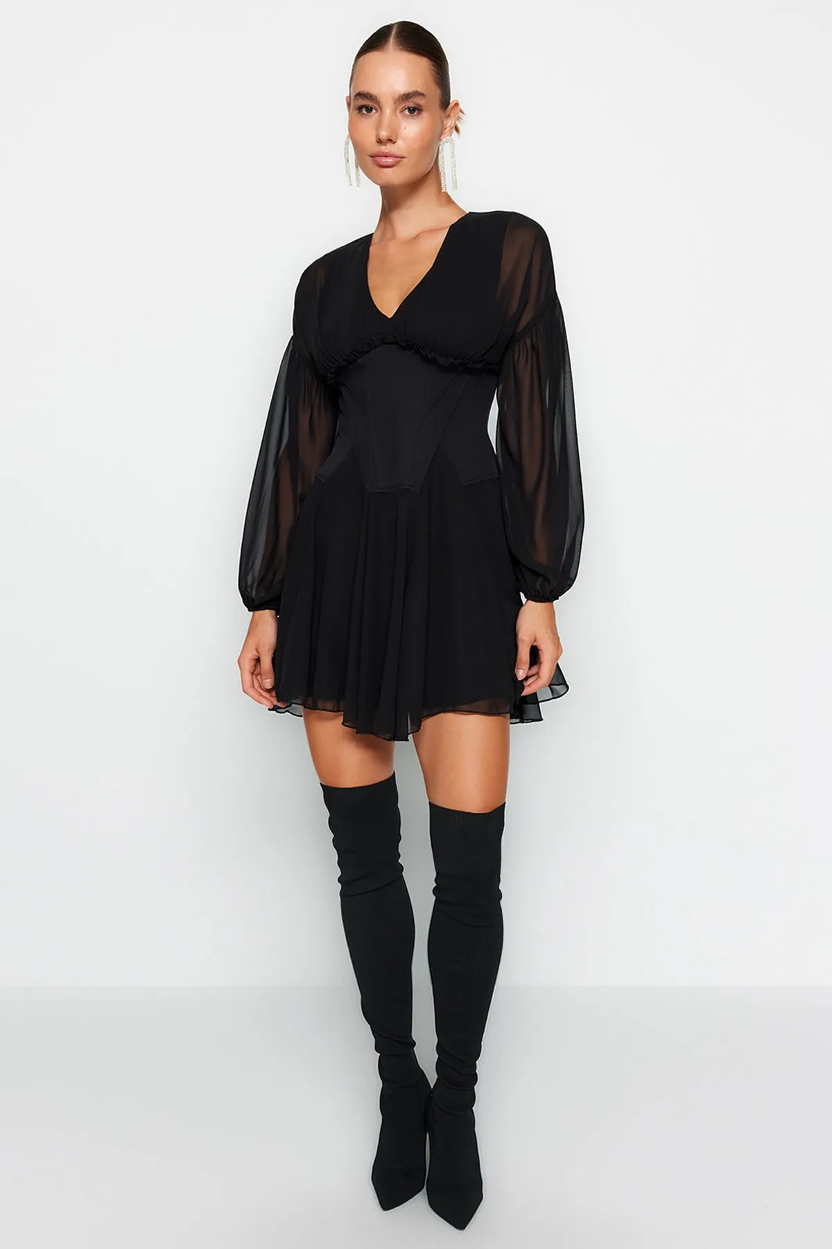 Trendyol Collection  Schwarzes Skaterkleid mit offener Taille TPRAW24EL00040