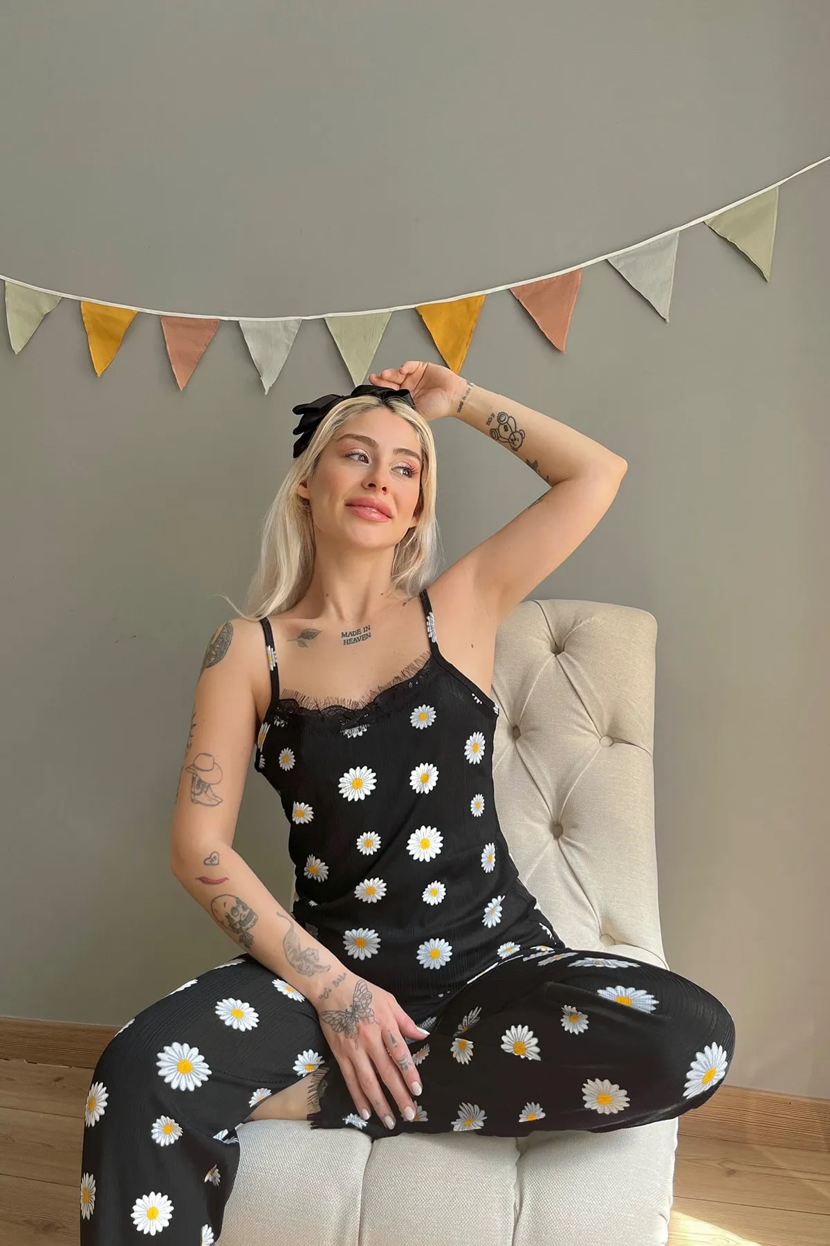 Pijamaevi  Gestricktes Pyjama-Set für Damen in Gelb und Weiß mit Gänseblümchen-Spitze und Seilriemen