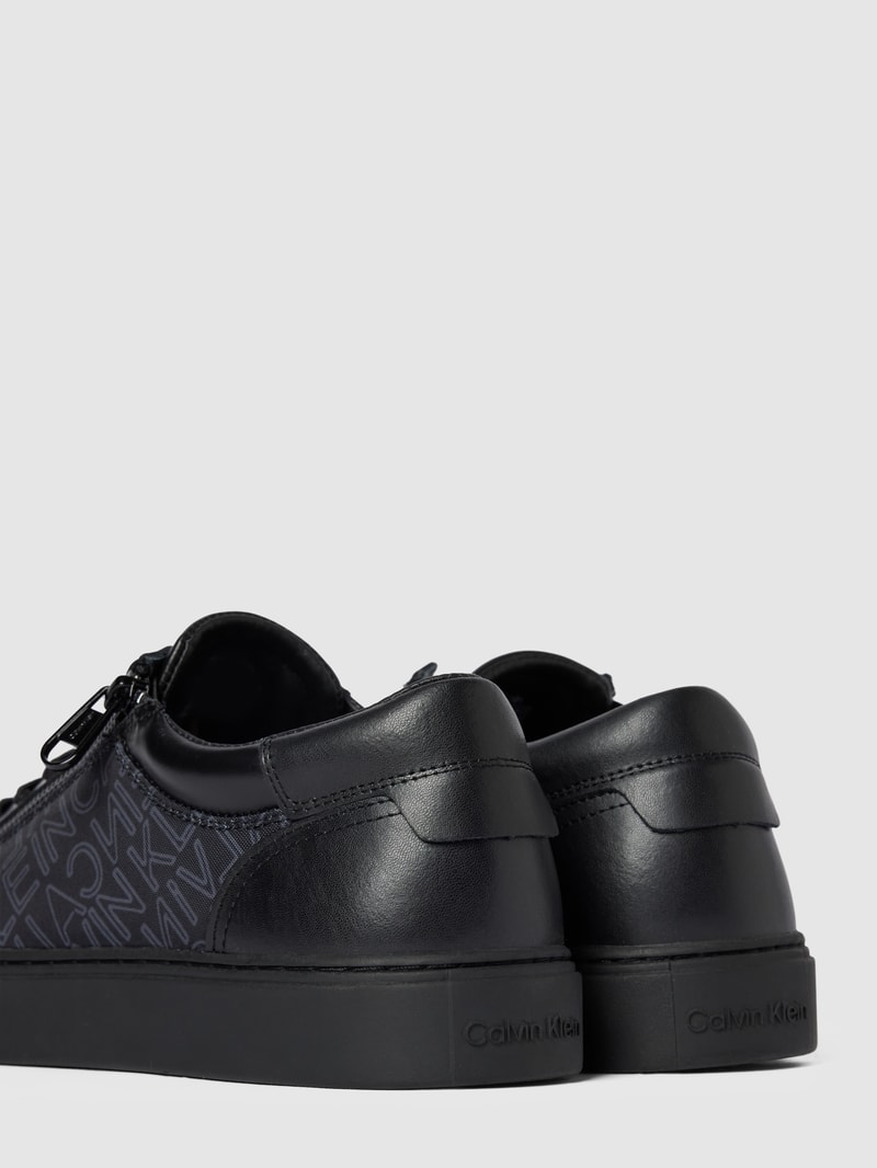 Sneaker mit Label-Details in schwarz