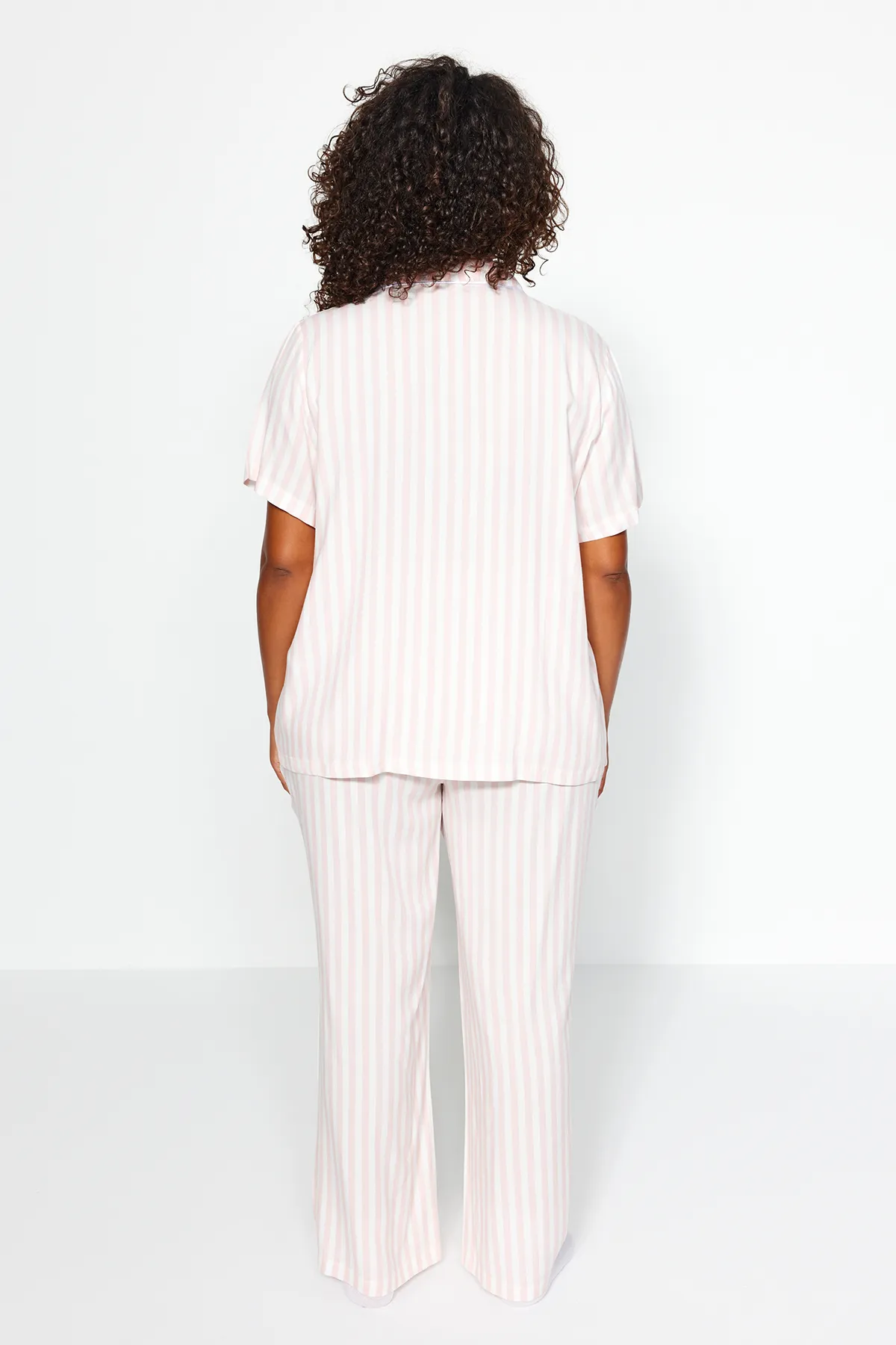 Trendyol Curve  Rosa gestreiftes, gewebtes Pyjama-Set mit Hemdkragen TBBAW24PT00000