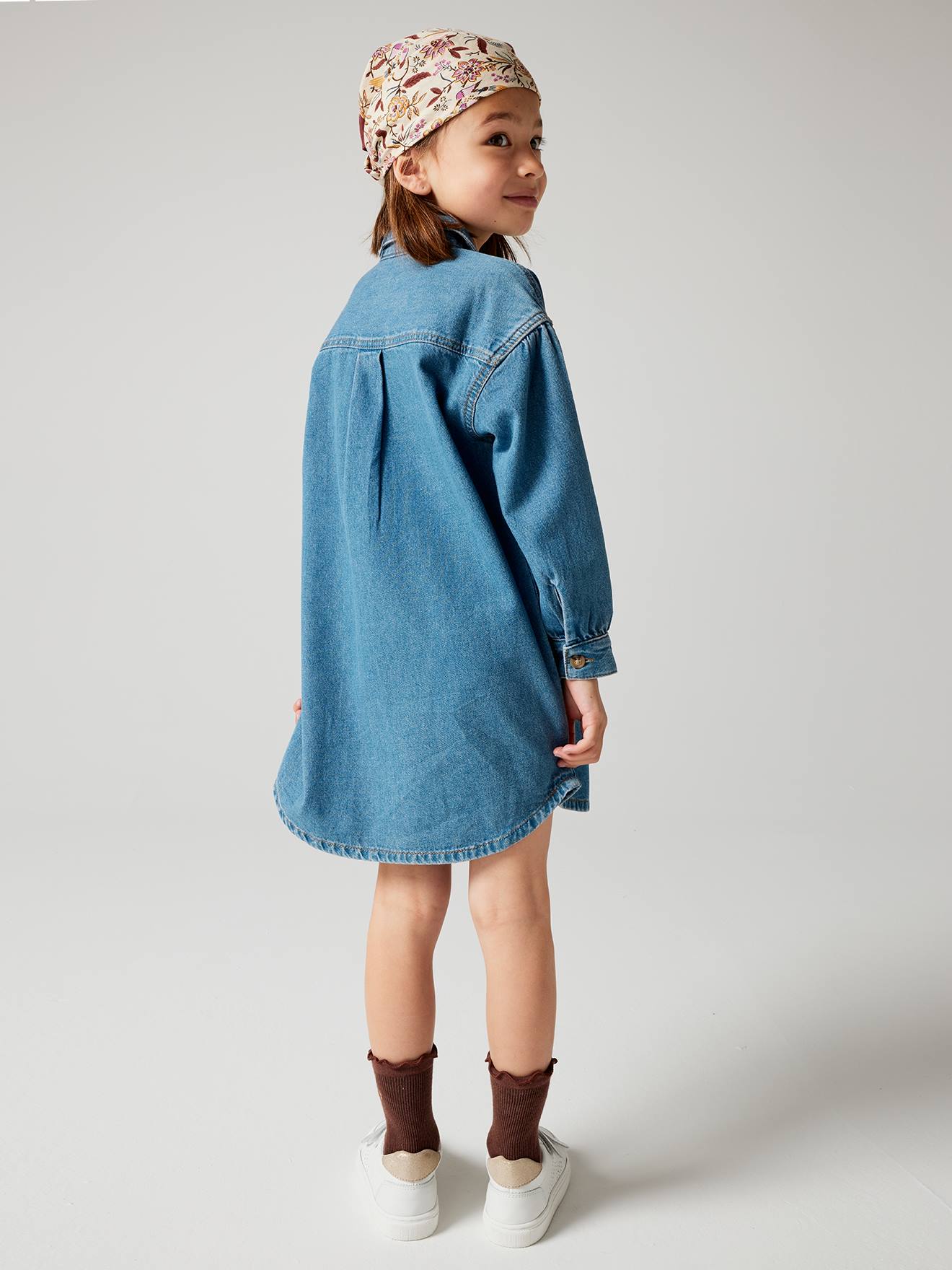 Robe chemise en denim fille animée d'une broderie fleur stone