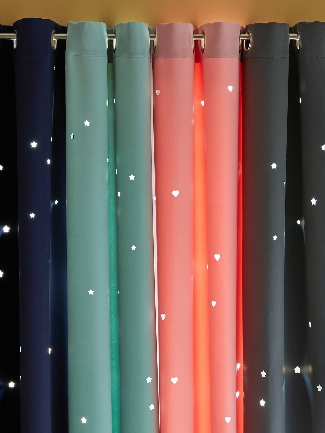 Rideau à œillets occultant et motifs perforés marine / étoiles