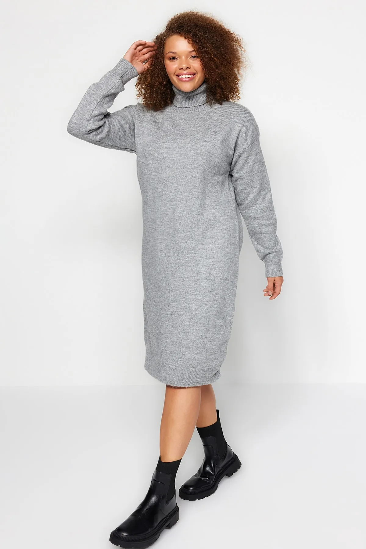 Trendyol Curve  Graues Rollkragen-Strickkleid TBBAW24AH00014