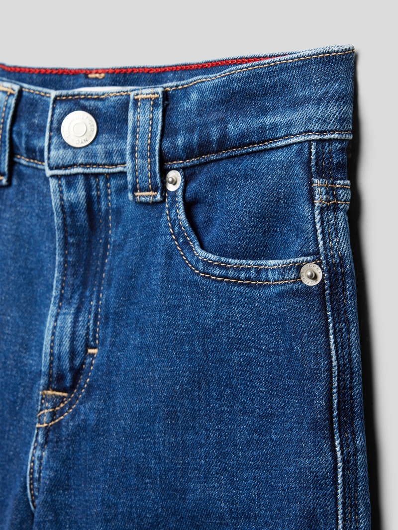 Jeans mit Label-Detail in blau