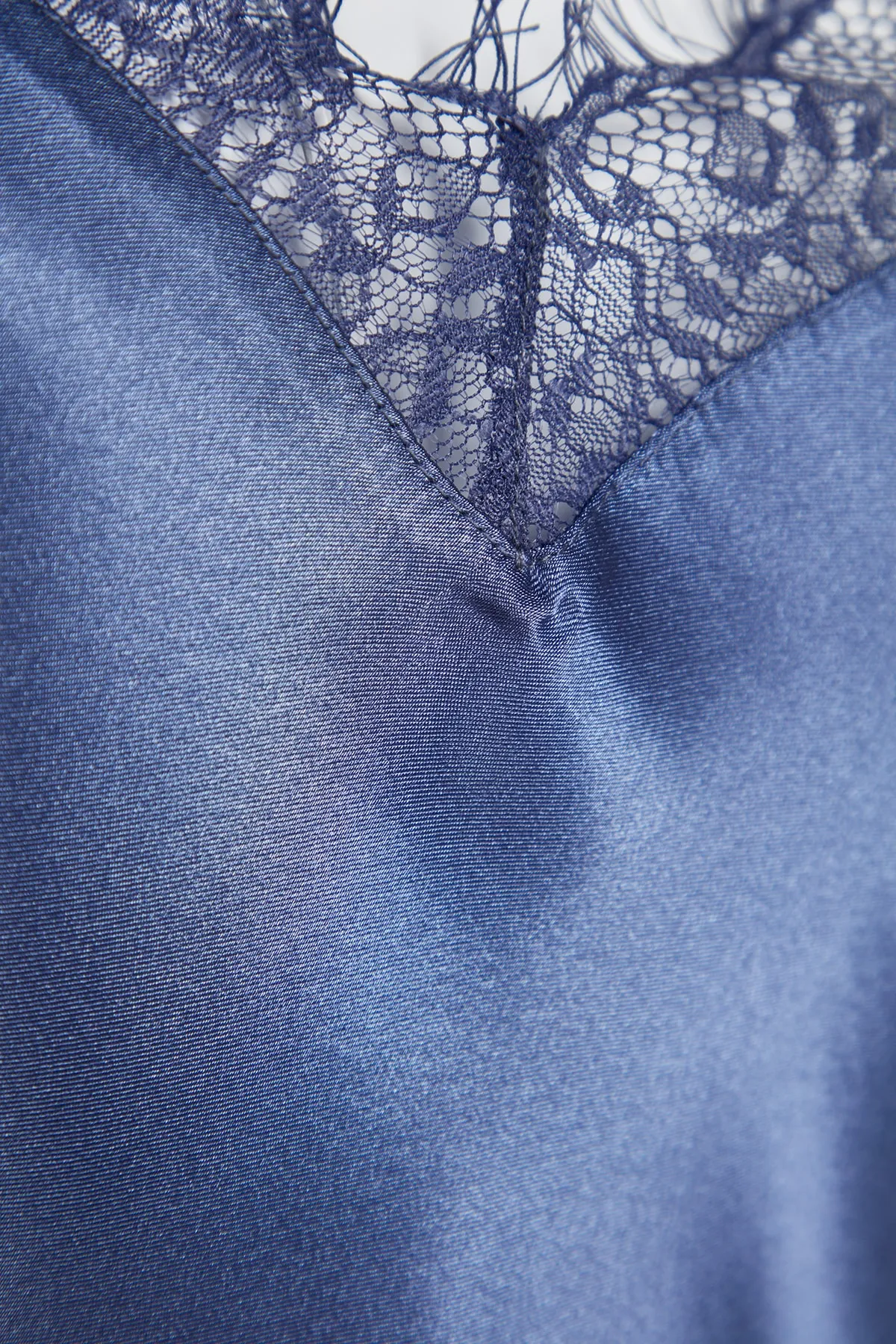 Trendyol Collection  Blaues Nachthemd aus gewebtem Satin mit Spitzendetails und Seilträgern THMAW22GC0005