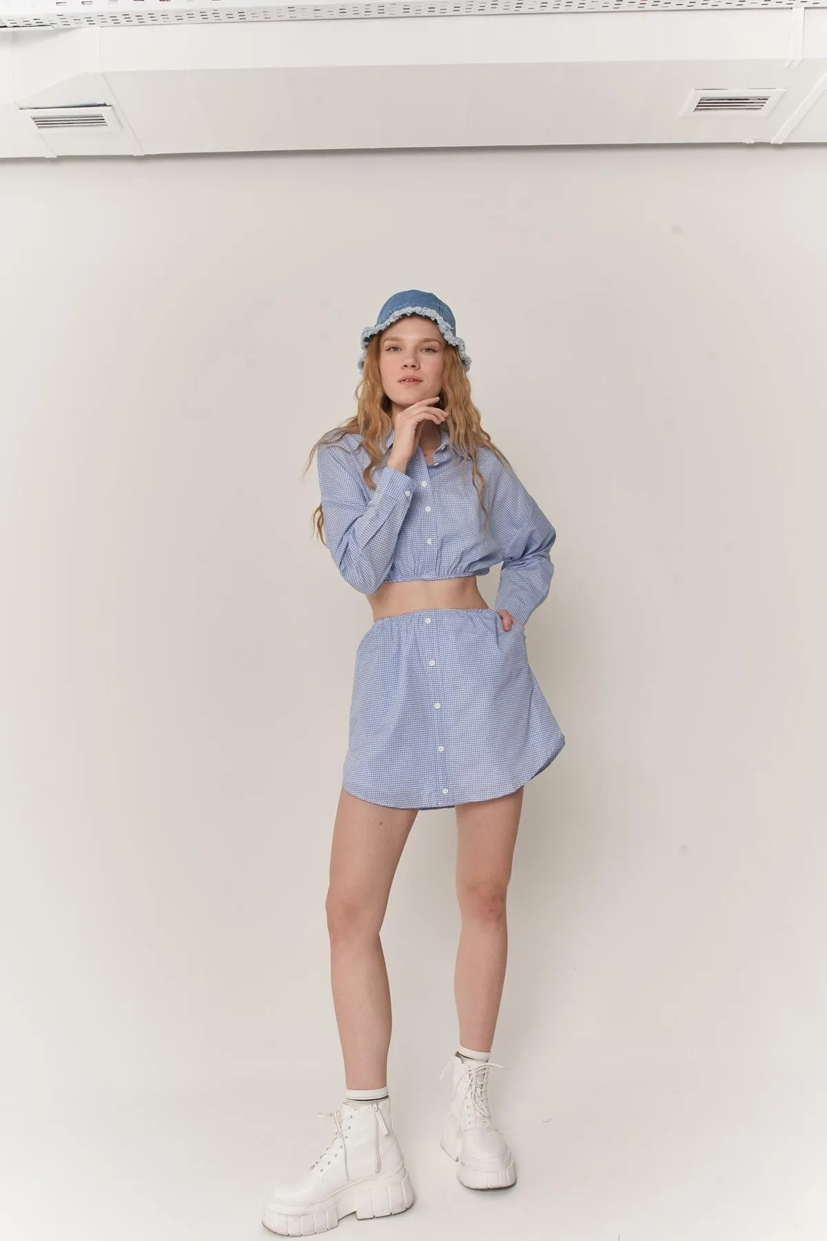 HOLLY LOLLY  Blaues Minirock-Crop-Shirt für Damen mit elastischem Knopfverschluss und Cindy-Bottom-Top-Set
