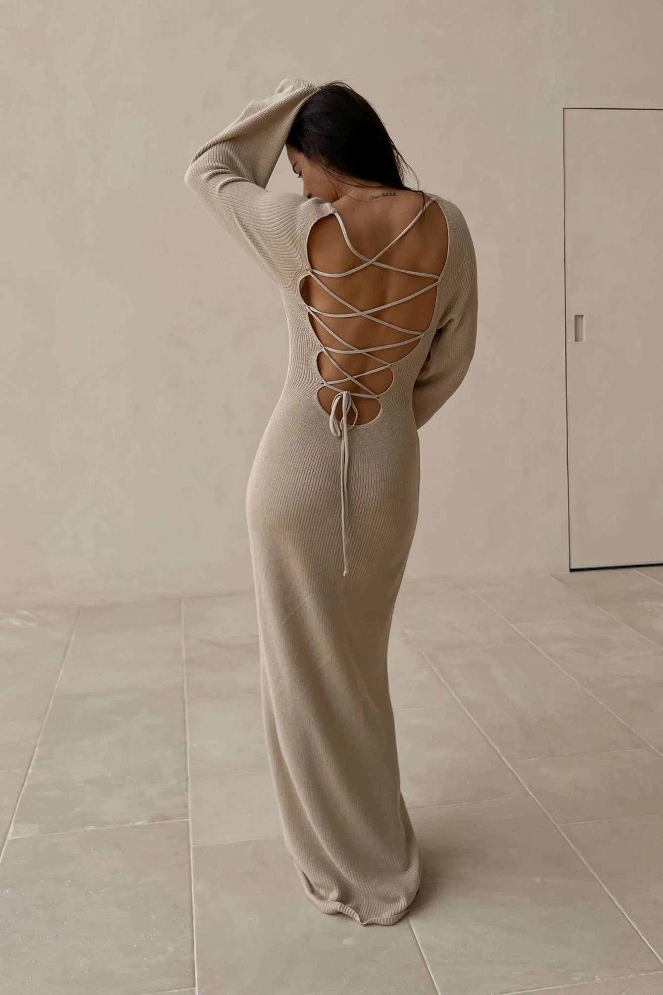 Kleid mit offenem gekreuztem Rücken
