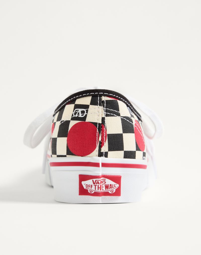 Tênis de cano baixo Valentino Garavani e Vans em tecido com estampa xadrez VLogo e detalhes em poá.