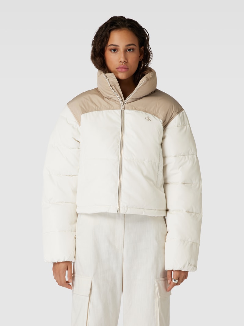 Cropped Steppjacke mit Label-Detail Modell in offwhite