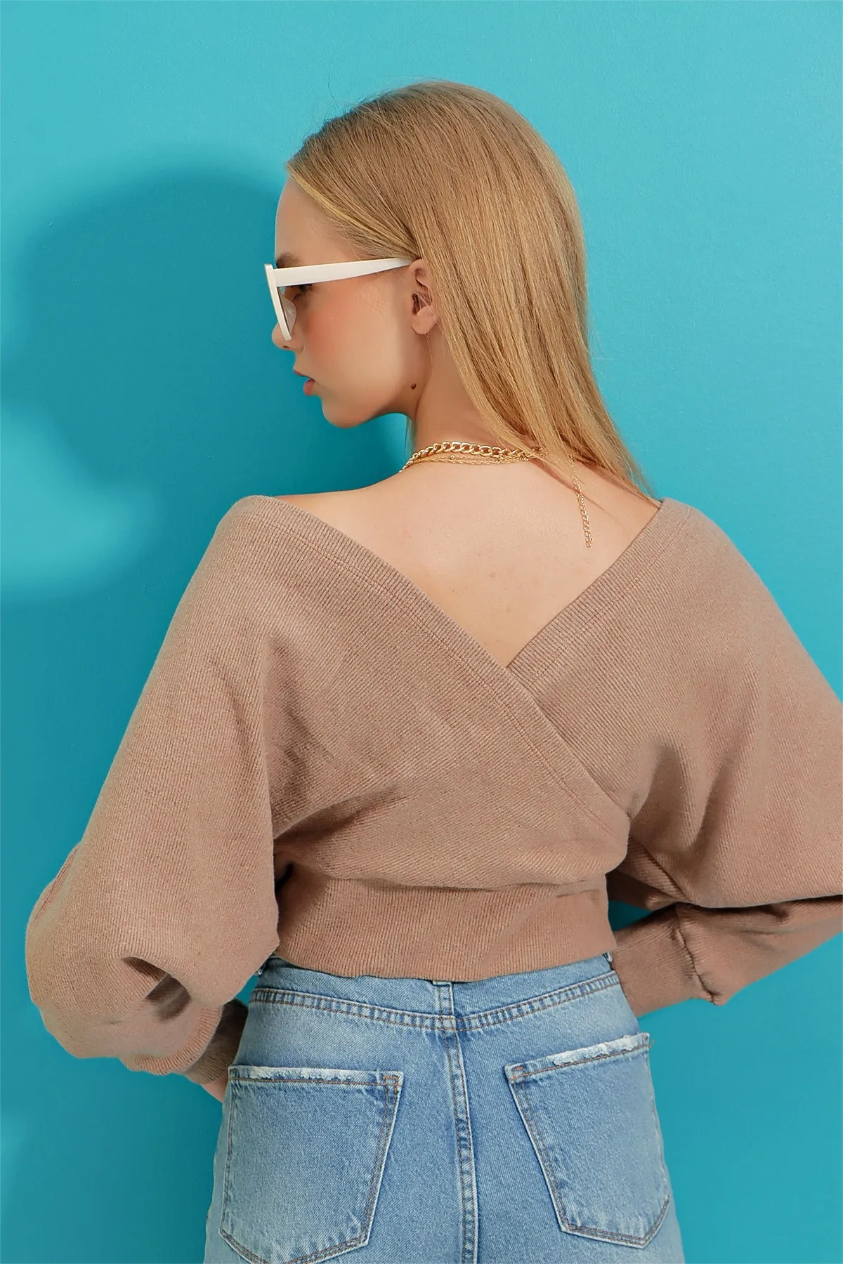Trend Alaçatı Stili  Dunkelbeige zweireihige Damenbluse mit V-Ausschnitt vorne und hinten ALC-019-053-BLZ