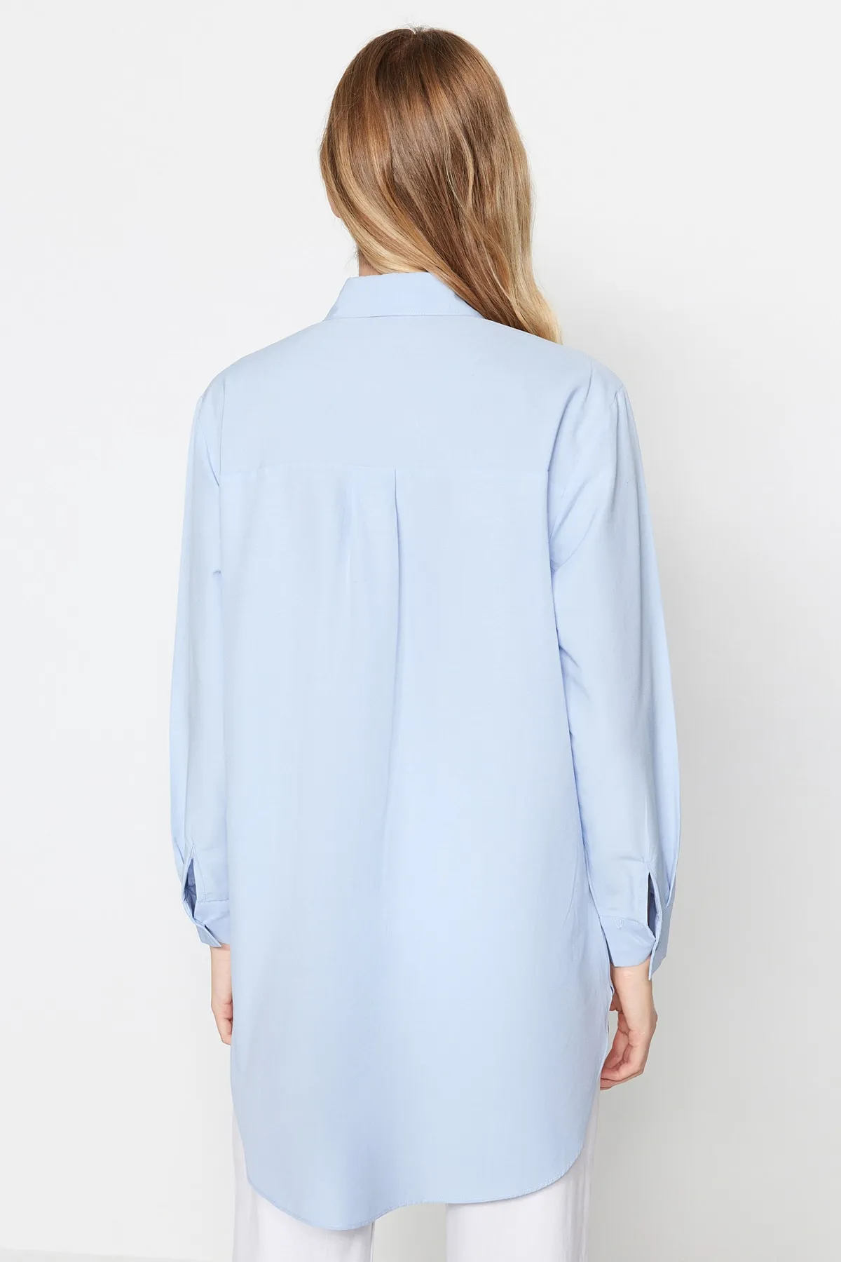Trendyol Modest  Blaues Hemd aus gewebter Baumwolle mit Kragen und Accessoire-Details TCTSS23TG00014