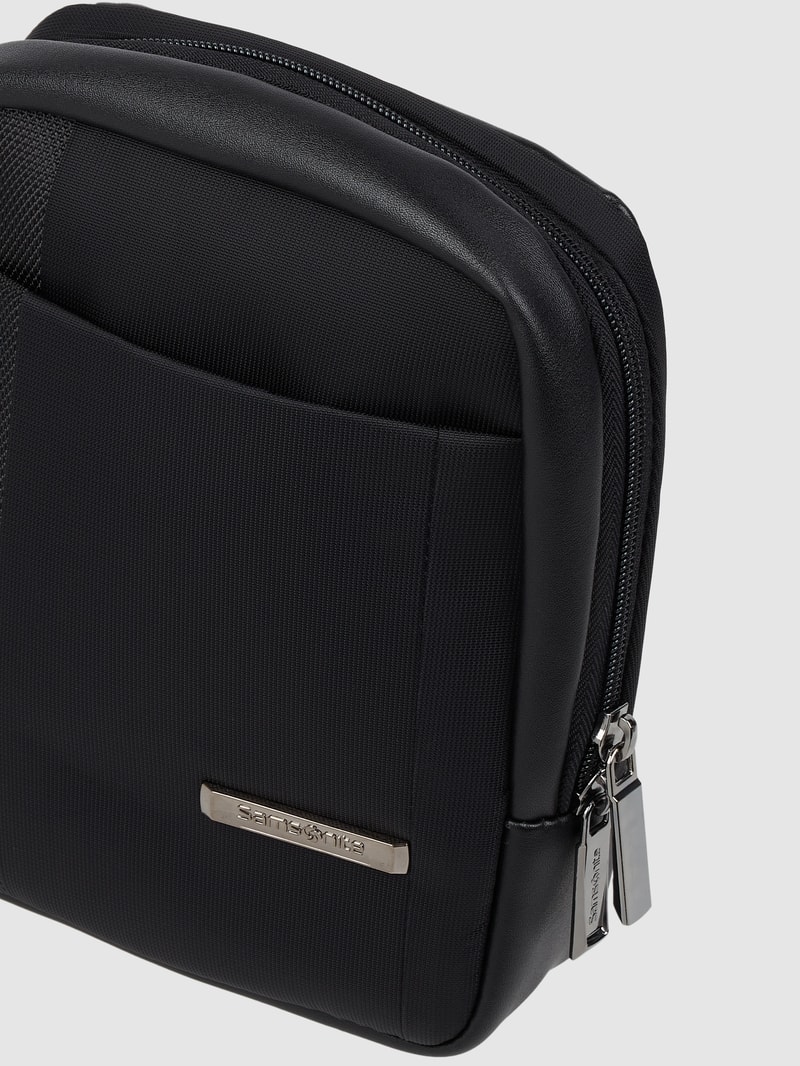 Umhängetasche mit Tabletfach Modell 'Spectrolite' in schwarz