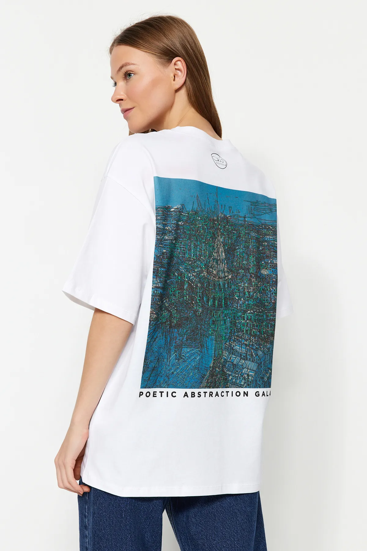 Trendyol Collection  Weißes Unisex-Strick-T-Shirt mit Devrim-Erbil-Aufdruck in Übergröße TWOSS24TS00017