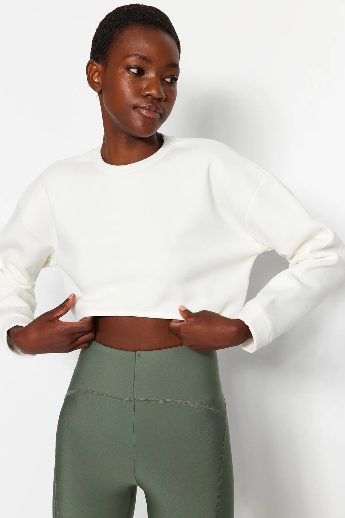 Trendyol Collection  Ecru Super Crop Fleece Gestricktes Sport-Sweatshirt TWOAW23SW00189