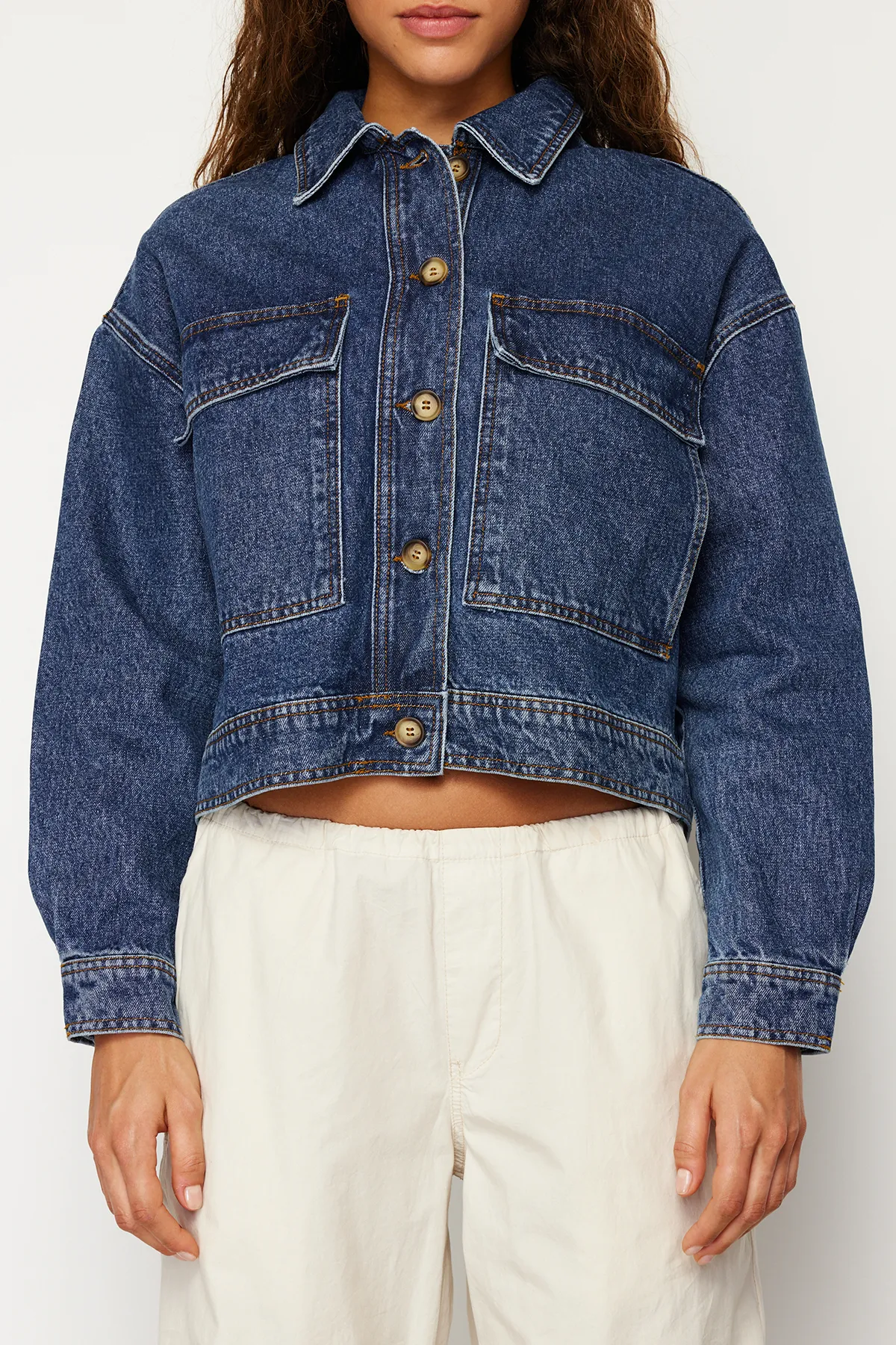 Trendyol Collection  Dunkelblaue, nachhaltigere Jeansjacke mit Taschendetail TWOSS24CE00029