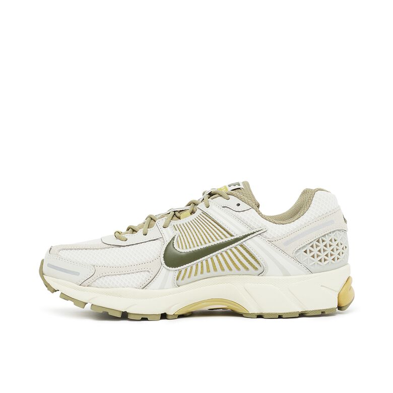 NIKE Wmns Zoom Vomero 5 