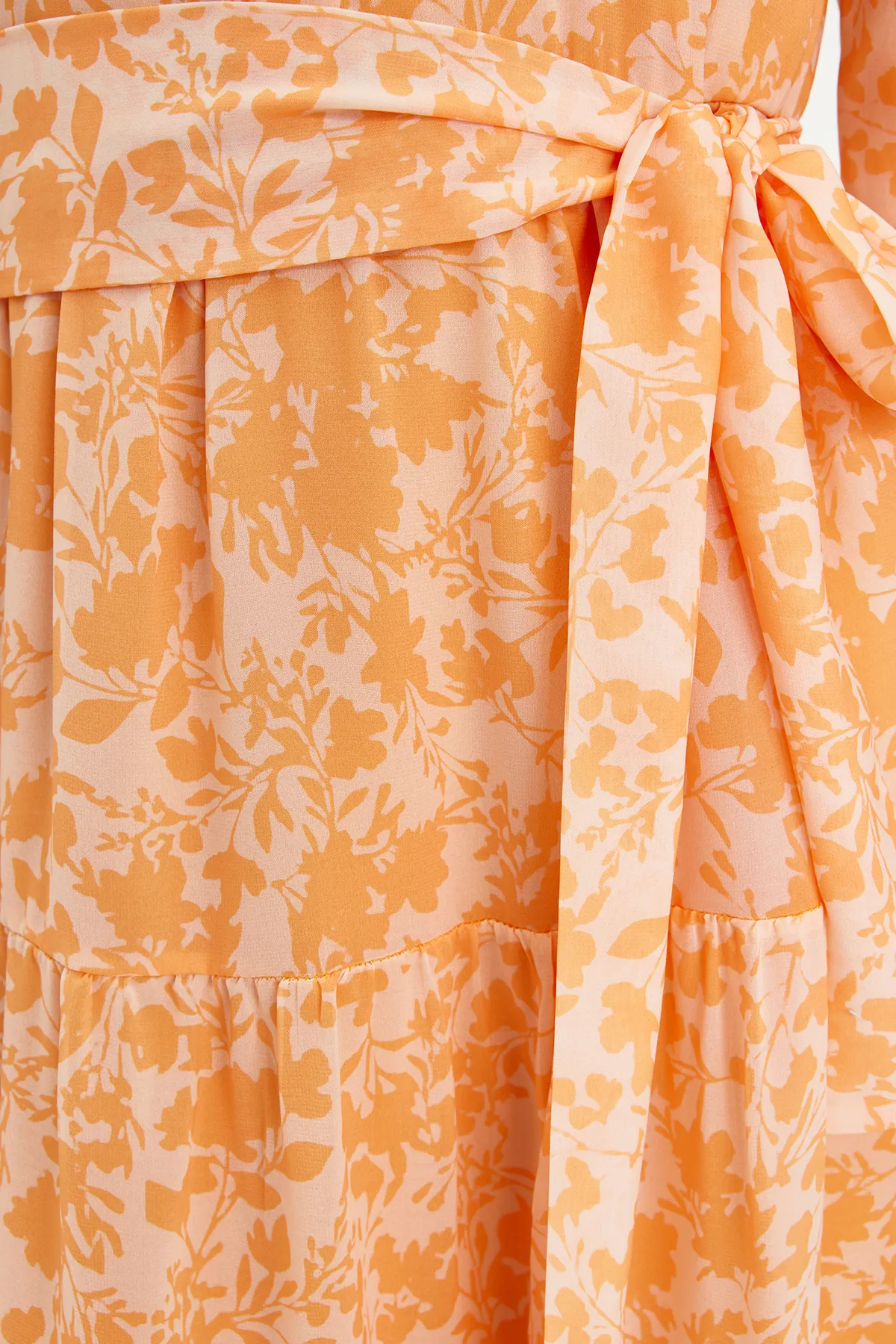 Trendyol Modest  Hellorange gemustertes Chiffon-Webkleid mit hohem Kragen und gefüttertem Gürtel TCTSS21EL3346