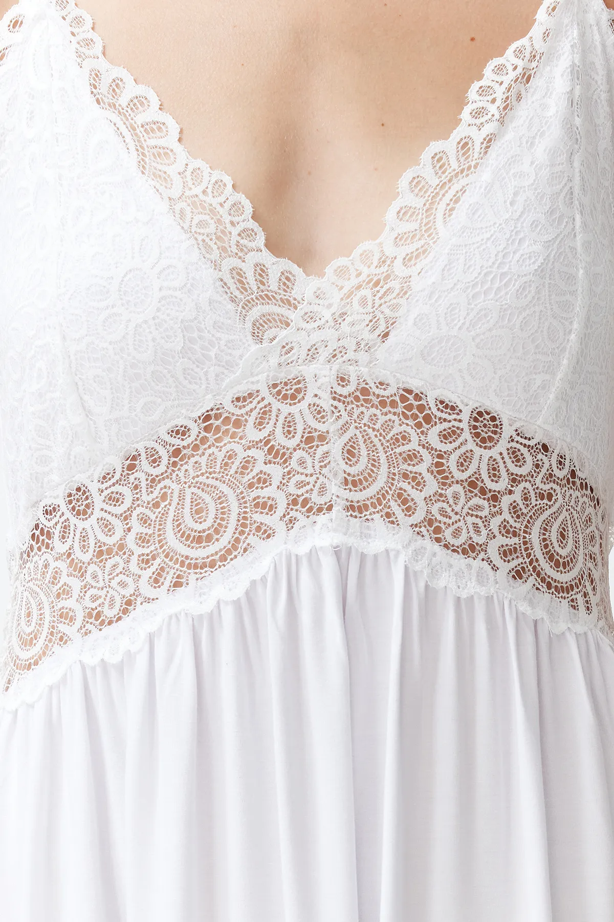 Trendyol Collection  Ecrufarbenes Strick-Nachthemd mit Spitzendetail und Seilträgern THMSS22PT0355