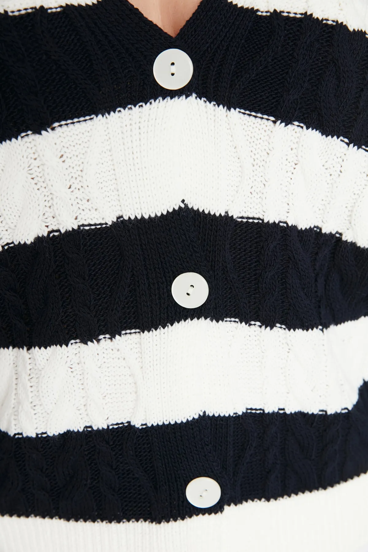 Trendyol Curve  Schwarz-weiß gestreifter Strick-Cardigan TBBAW23AV00007