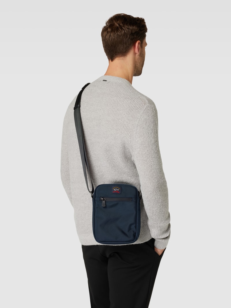 Umhängetasche mit Label-Patch in marineblau