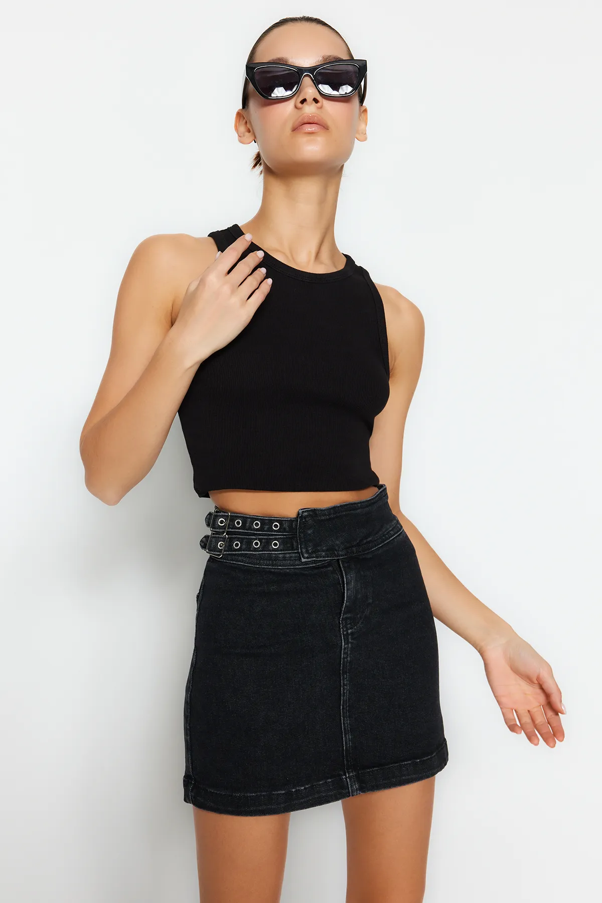 Trendyol Collection  Schwarzer Mini-Jeansrock mit normaler Taille und detailliertem Accessoire TWOSS24ET00013