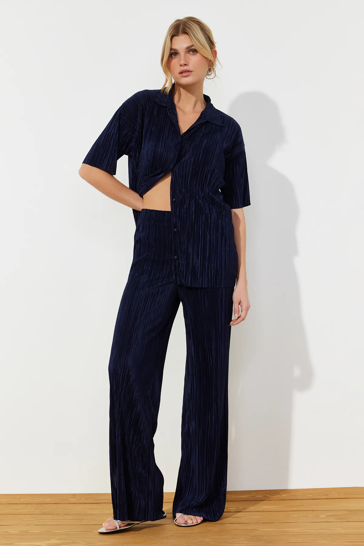 Trendyol Collection  Marineblaues, plissiertes, weit geschnittenes Hemd und Hose aus Strickoberteil TWOSS23AU00021