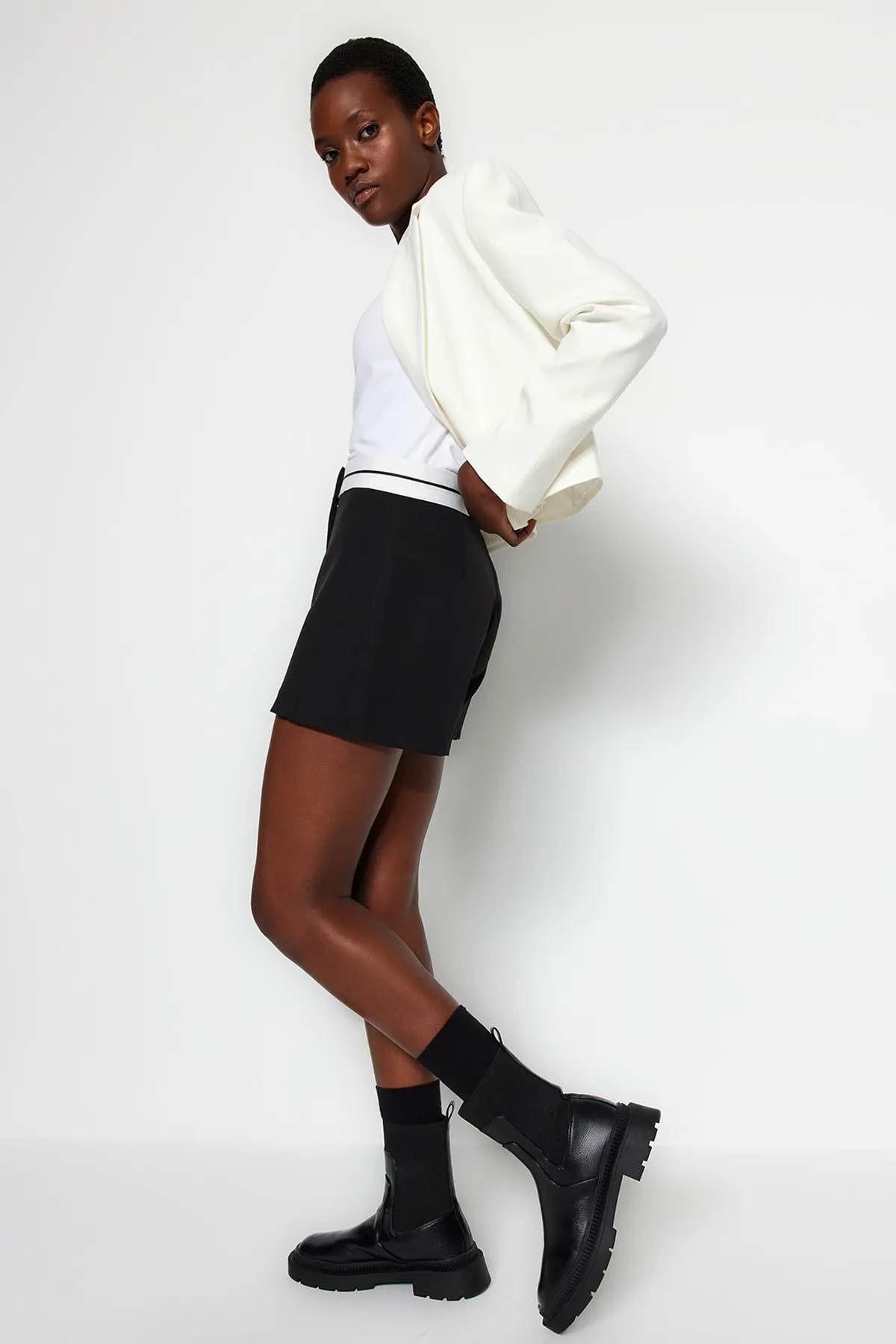 Trendyol Collection  Shorts - Schwarz - Hoher Bund