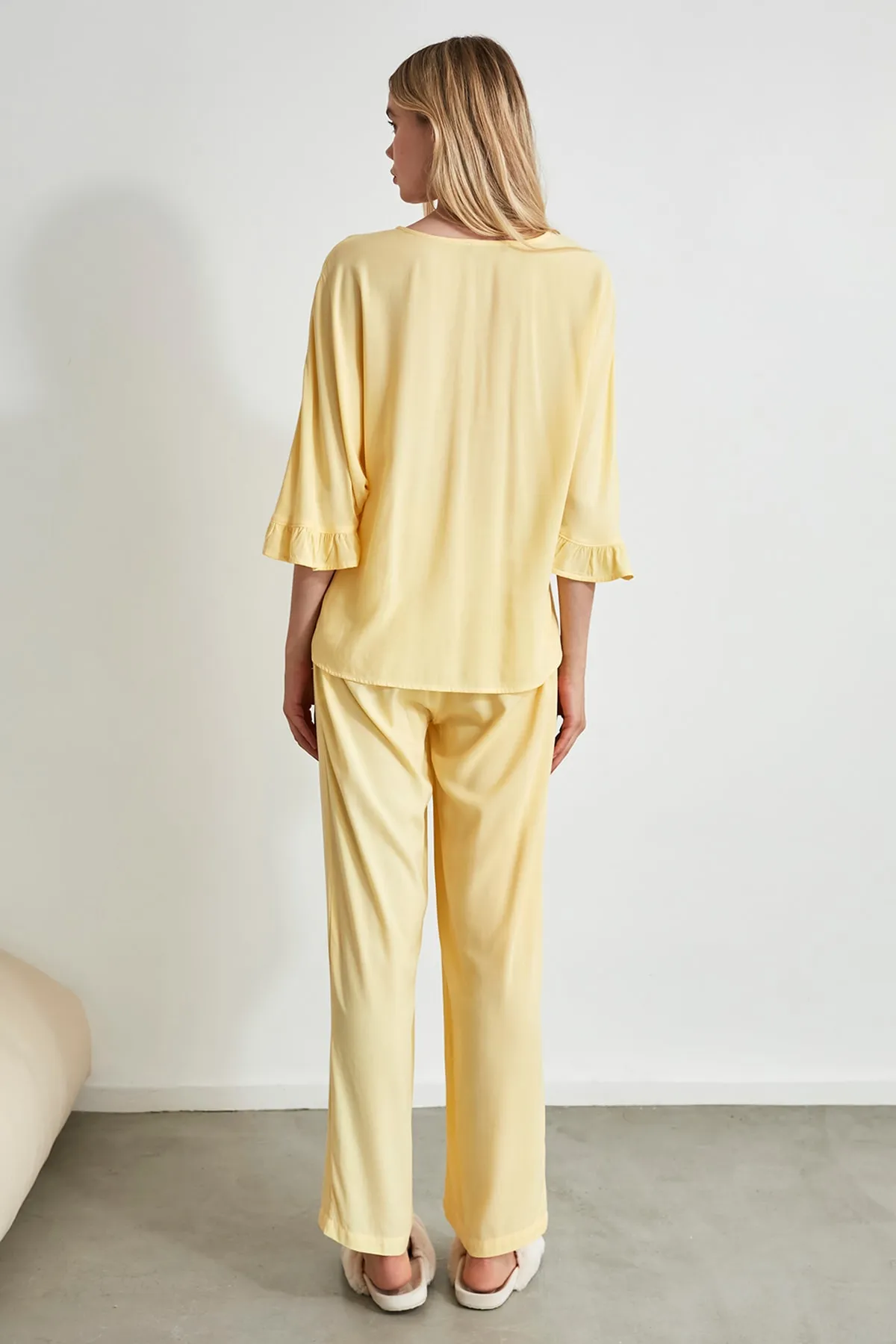 Trendyol Collection  Pyjama-Set aus Viskosegewebe mit Rüschen und gelben Ärmeln THMSS20PT0130