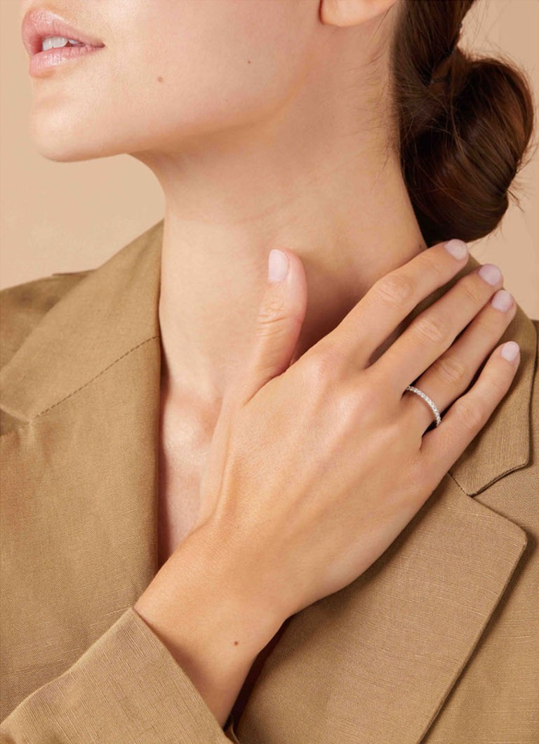 Anello Diamond Point in oro bianco con diamante da 0,33 ct, ideale per un matrimonio.