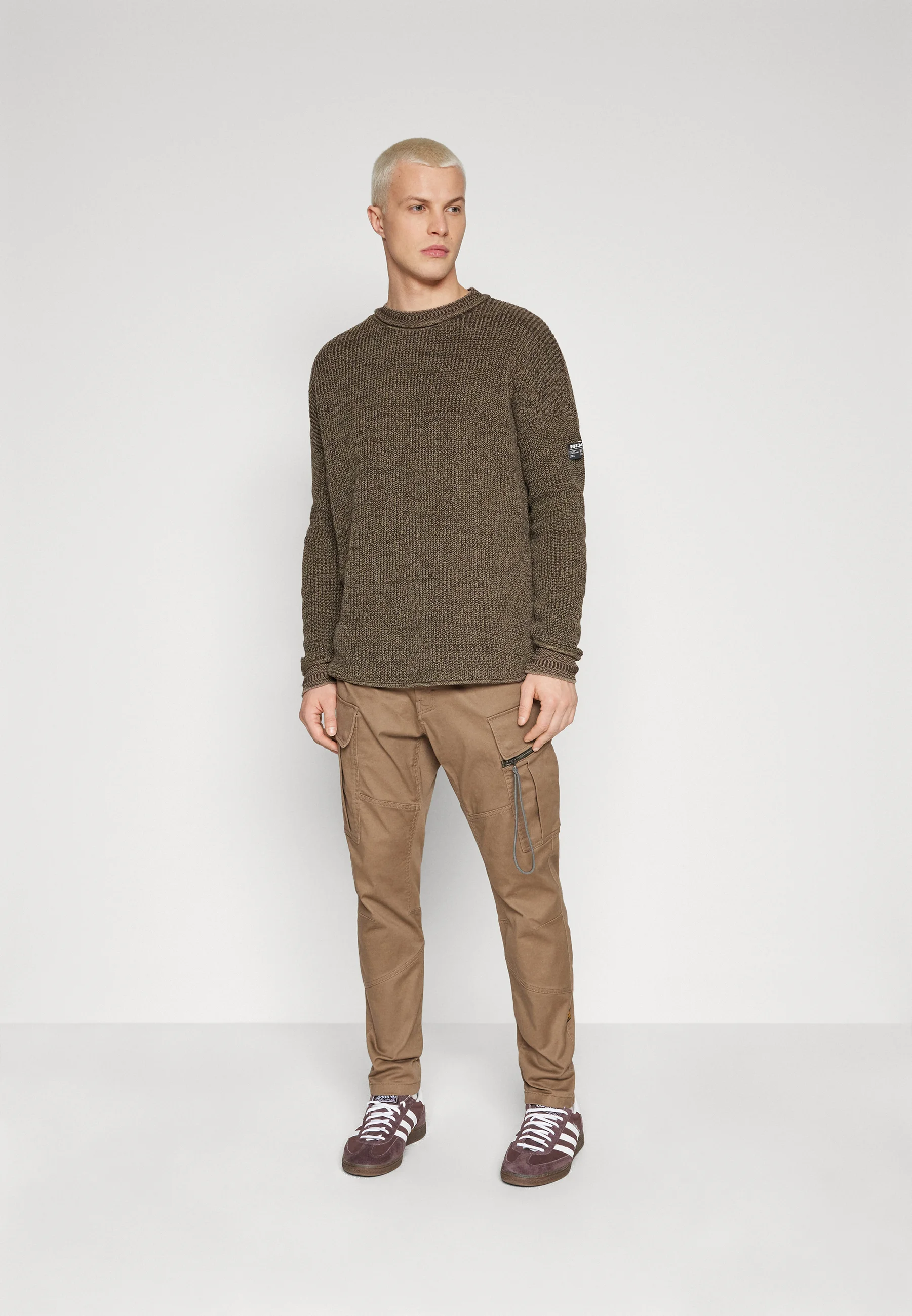 Suéter con cuello redondo trenzado de BDG Urban Outfitters