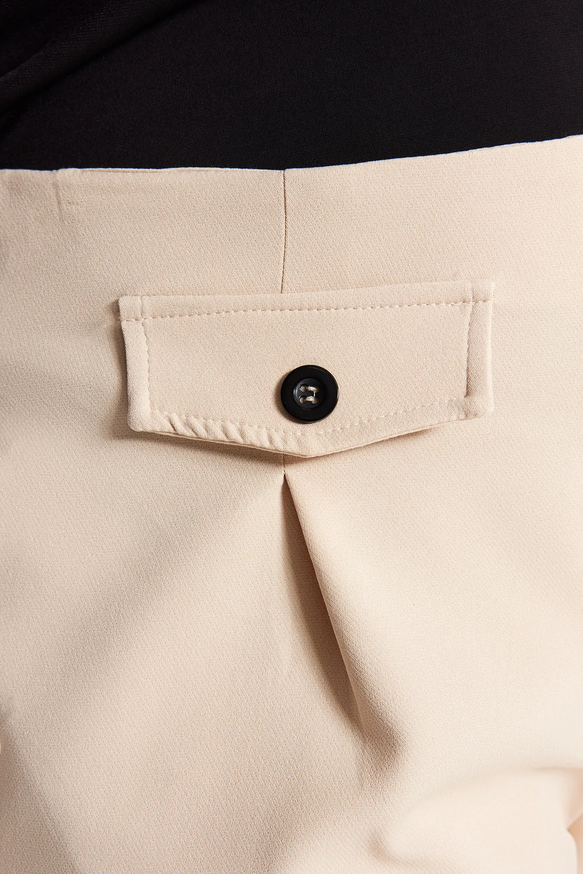 Trendyol Curve  Cremefarbene gewebte Hose mit Taschendetail TBBAW24AR00015