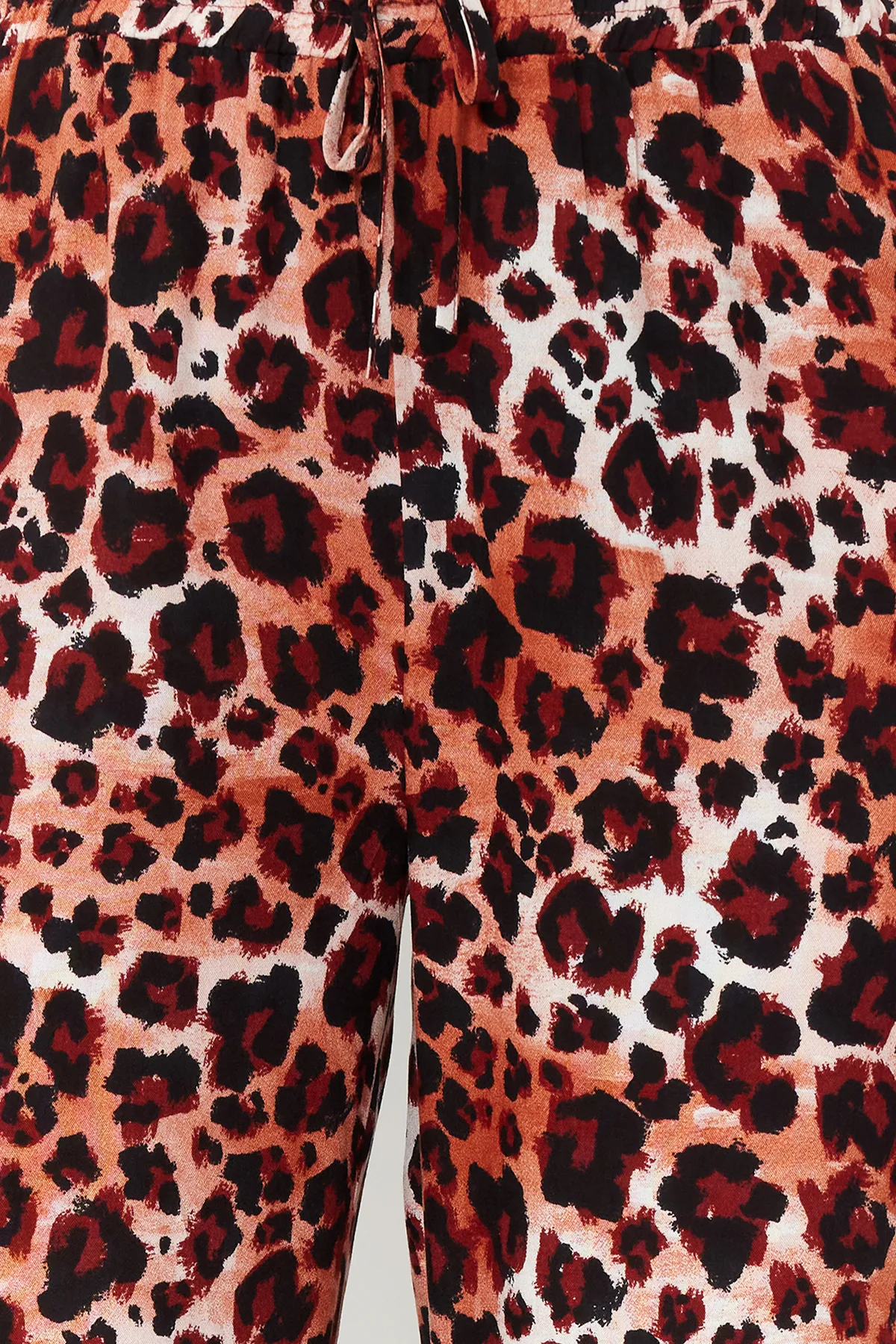 Trendyol Collection  Braune gewebte Hose mit weitem Bein und elastischem Bund und Leopardenmuster TWOSS24PL00159
