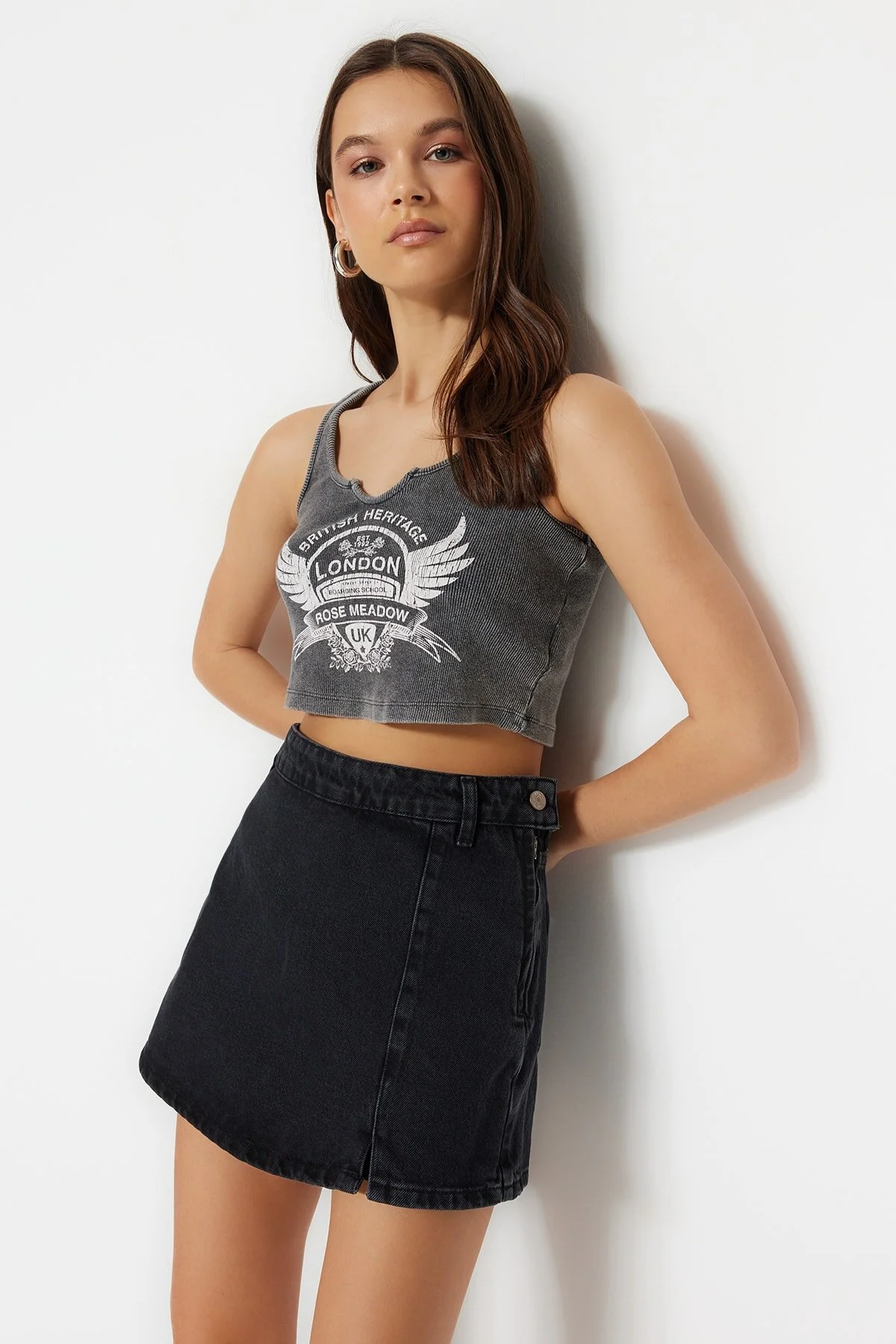 Trendyol Collection  Schwarzer Jeans-Shortsrock mit Schlitz TWOSS23SR00091
