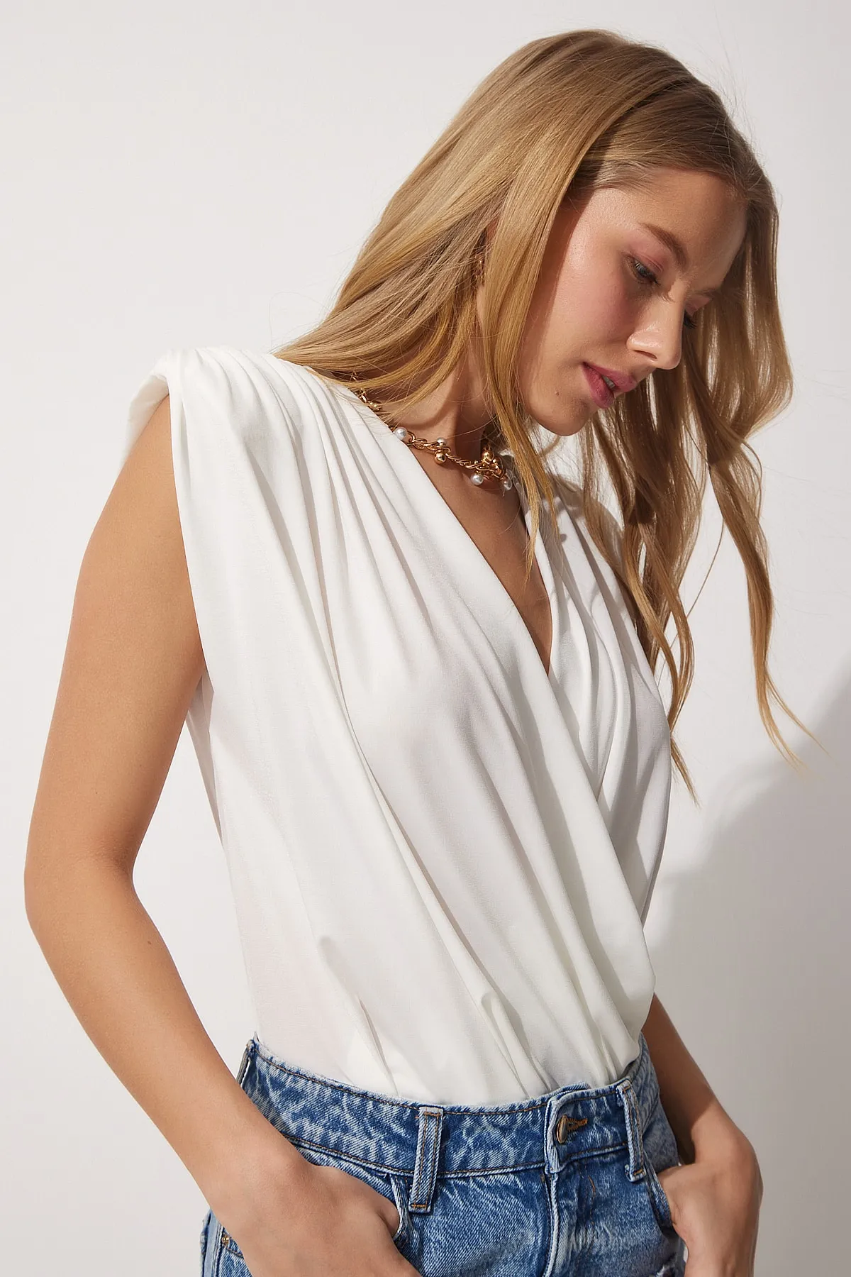 Happiness İstanbul  Damen-Strickbluse in Ecru mit umwickeltem Kragen und gepolstertem Druckknopfverschluss ZH00014