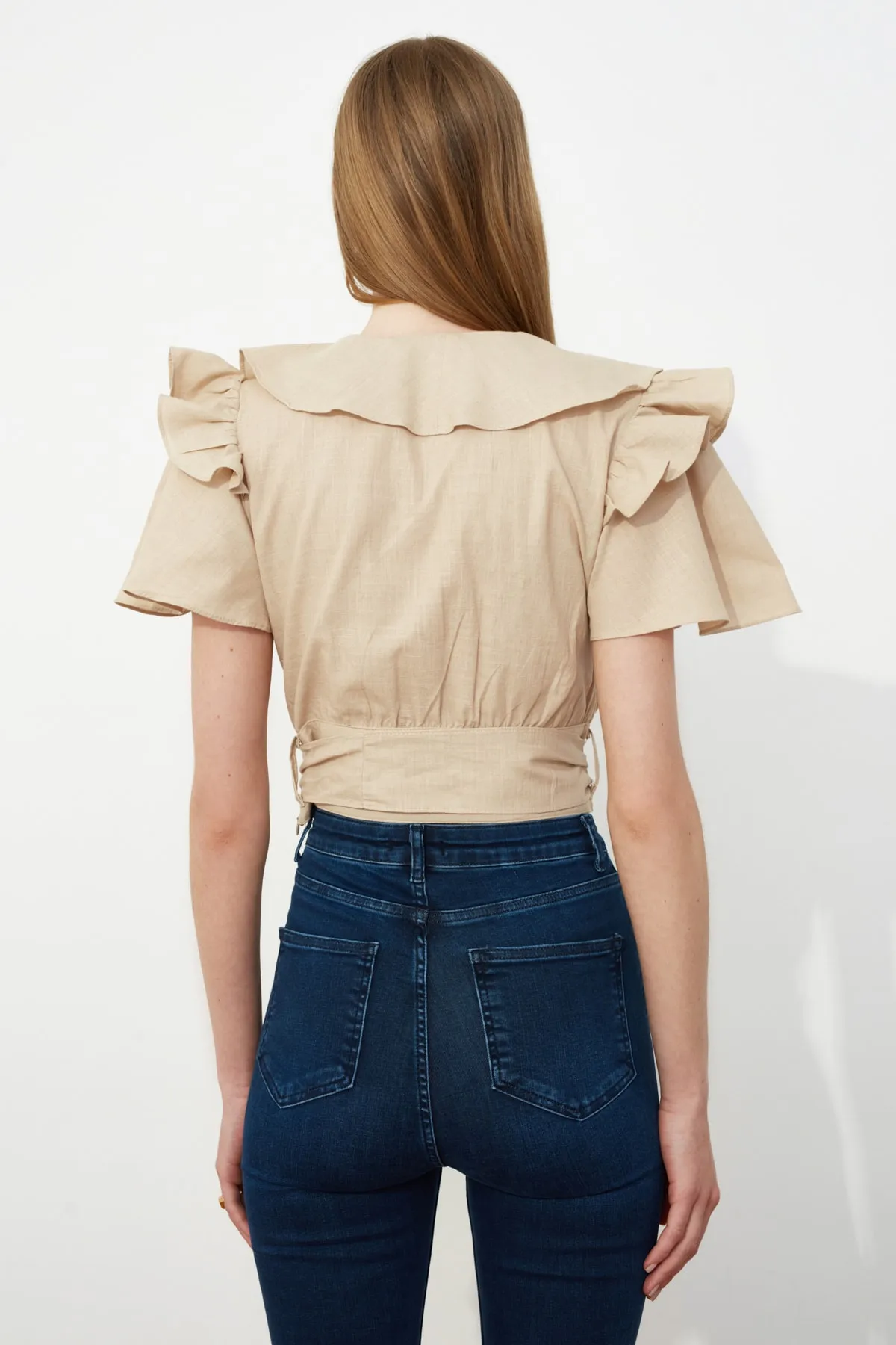 Trendyol Collection  Beigefarbene, gewebte Volantbluse mit Gürtel und detailliertem Detail TWOSS20BZ0351