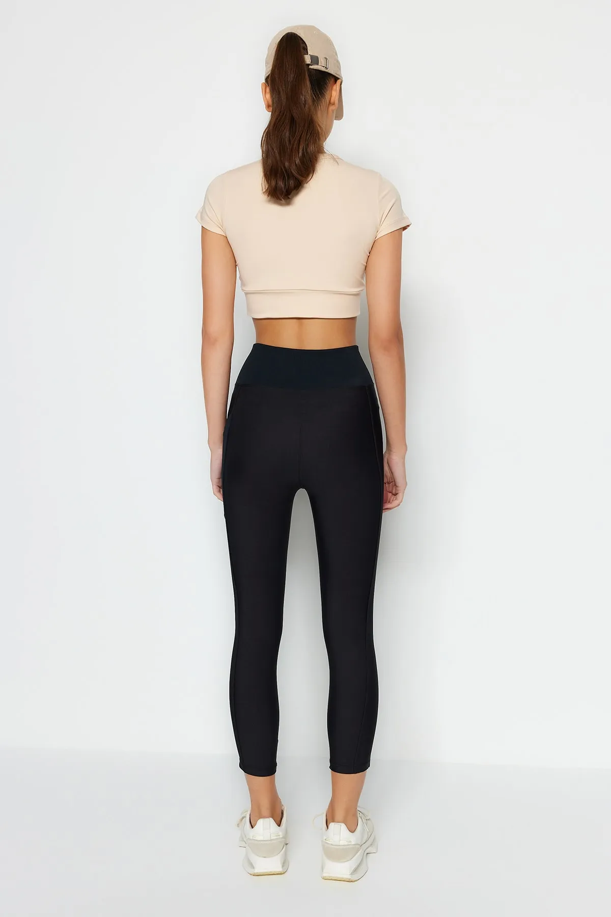Trendyol Collection  Schwarze gestrickte Sport-Capri-Leggings mit Taschen und Mesh-Details THMSS23TY00011