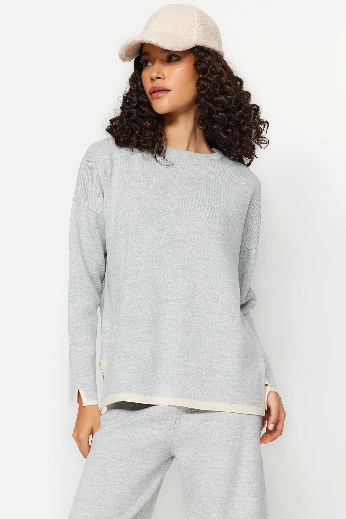 Trendyol Collection  Graues, weit geschnittenes Strickoberteil und -unterteil in Kontrastfarbe TWOAW24AU00062