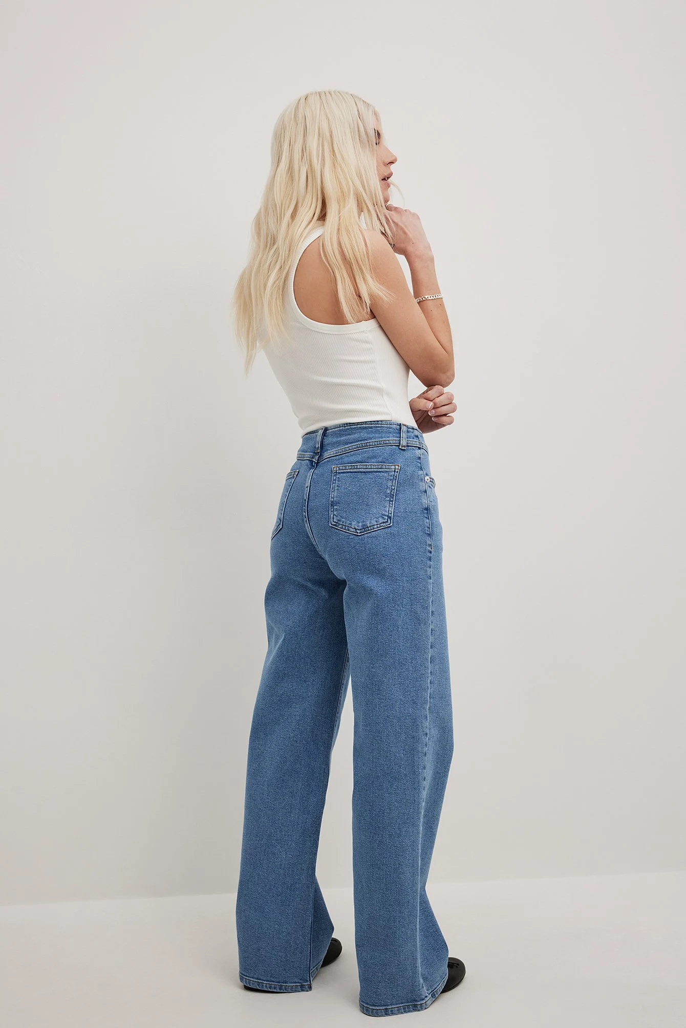 Tief geschnittene Jeans mit Taschendetail