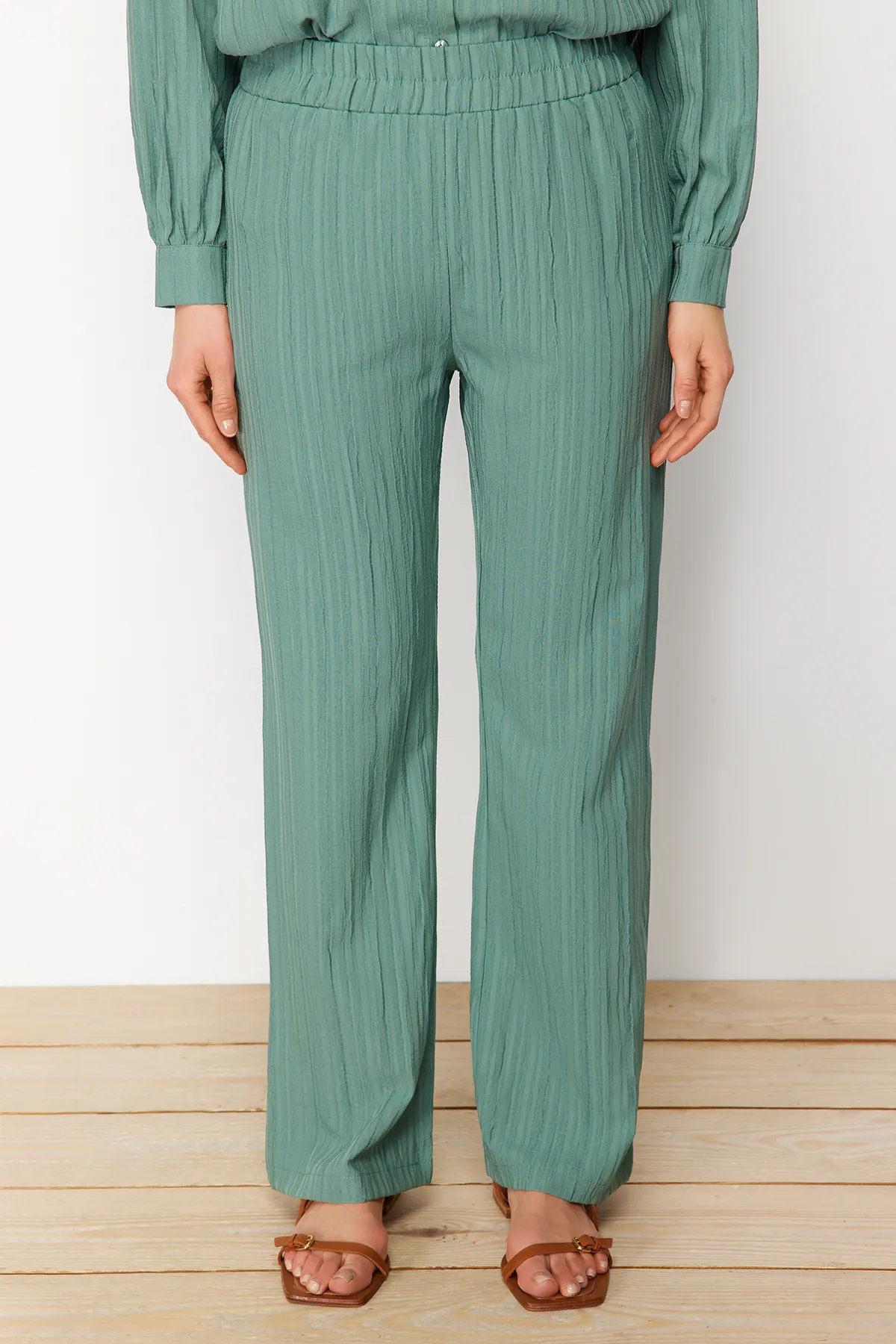 Trendyol Modest  Grünes gewebtes Hemd-Hosen-Set mit langem Rücken und weitem Bein TCTSS22US0030