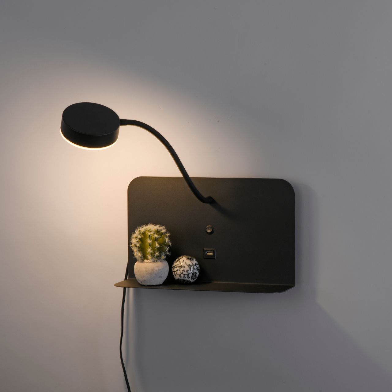 JUST LIGHT LeuchtenDirekt LED Wandleuchte BOARD, dreh- und schwenkbar, USB, 3000 K, Ablagefläche, Innenleuchte, IP20