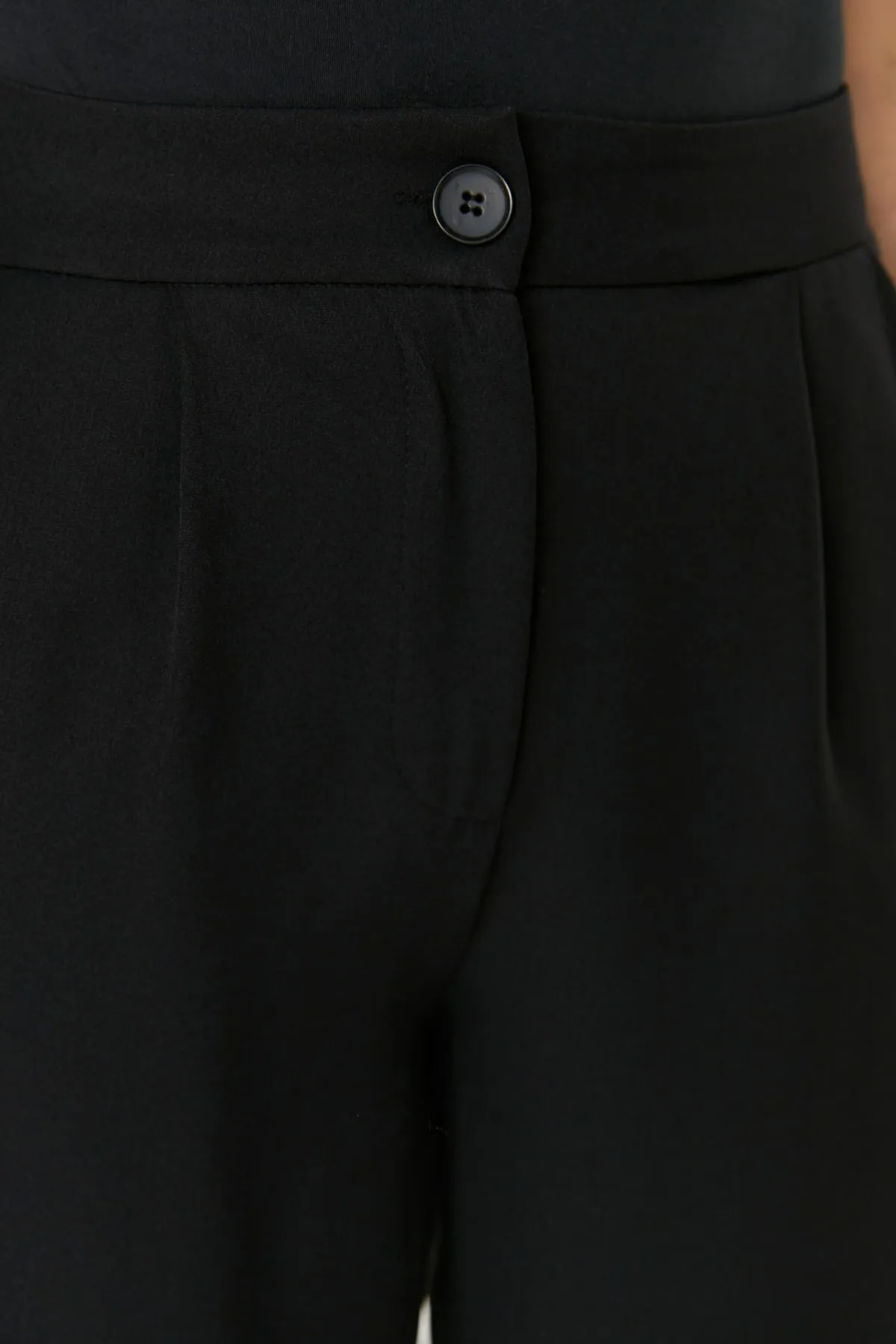 Trendyol Collection  Schwarze plissierte Webhose mit weitem Bein TWOSS21PL0189