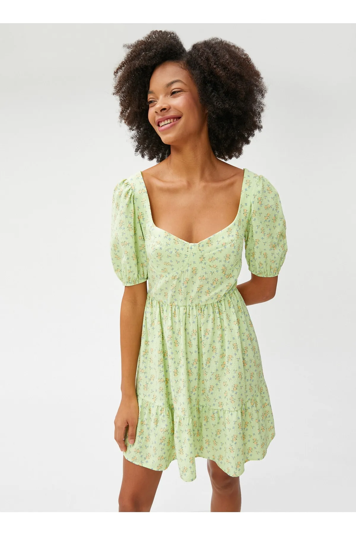 Koton  Herzkragen gemustertes grünes kurzes Damenkleid 3sal80017ıw
