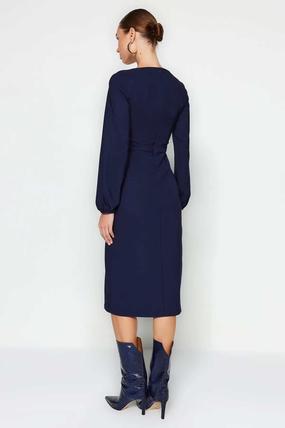 Trendyol Collection  Marineblaues, geschlitztes, gewebtes Kleid mit quadratischem Kragen TWOAW24EL00457