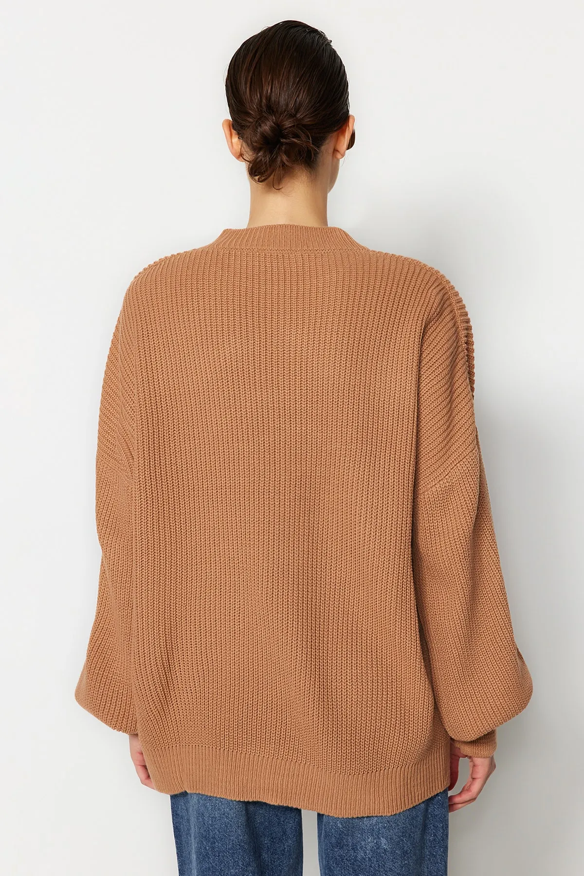 Trendyol Collection  Nerzfarbener Strickpullover mit Rundhalsausschnitt und weiter Passform TWOAW23KZ01448